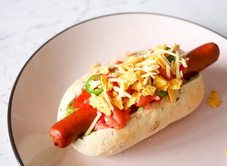 Hotdog met avocado, tomatensalade en nacho's | Foodaholic.nl