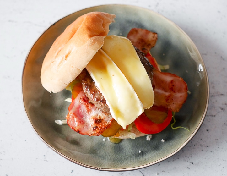 Burger met brie, honing, spek en tomaat | Foodaholic.nl