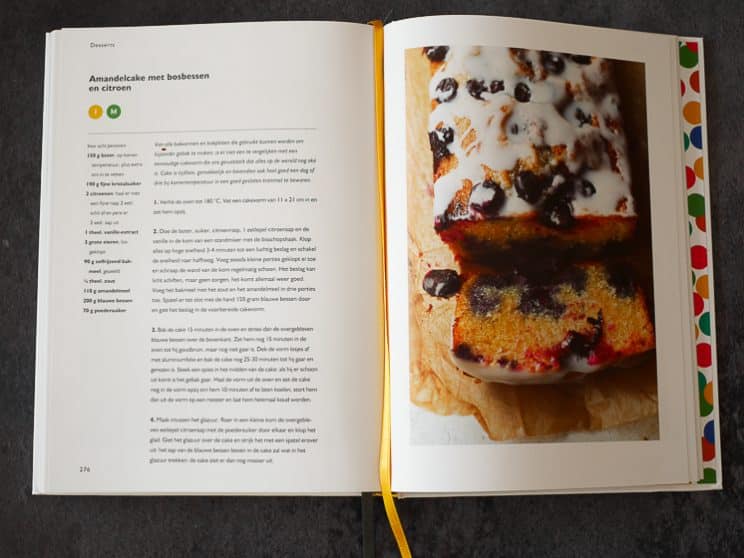 Amandelcake met bosbessen en citroen uit SIMPEL Ottolenghi | Foodaholic.nl