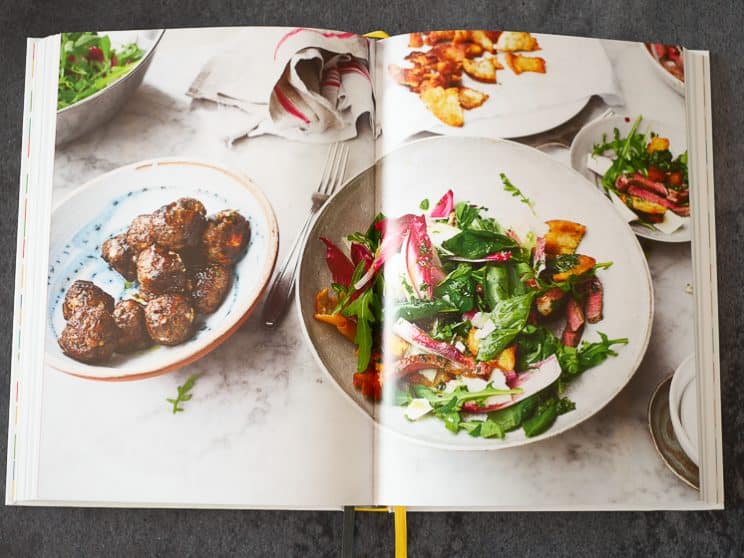 Amandelcake met bosbessen en citroen uit SIMPEL Ottolenghi | Foodaholic.nl