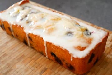 Amandelcake met bosbessen en citroen uit SIMPEL Ottolenghi | Foodaholic.nl