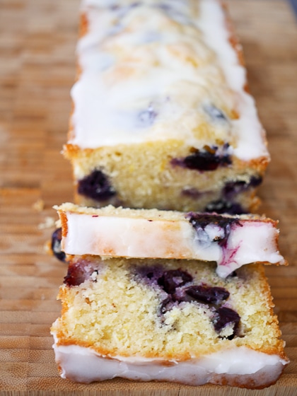 Amandelcake met bosbessen en citroen uit SIMPEL Ottolenghi | Foodaholic.nl