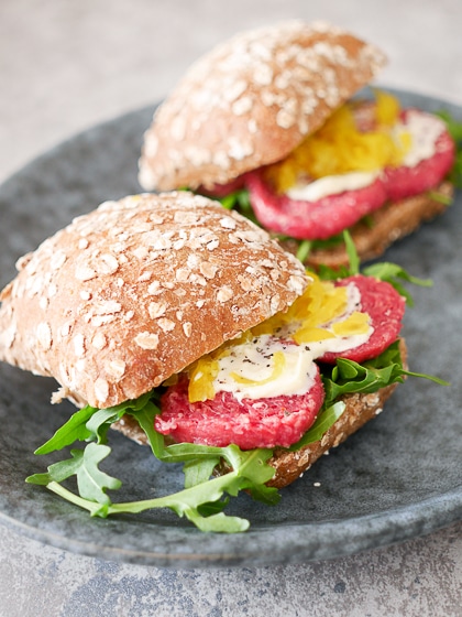 Broodje met ossenworst en truffelmayonaise | Foodaholic.nl