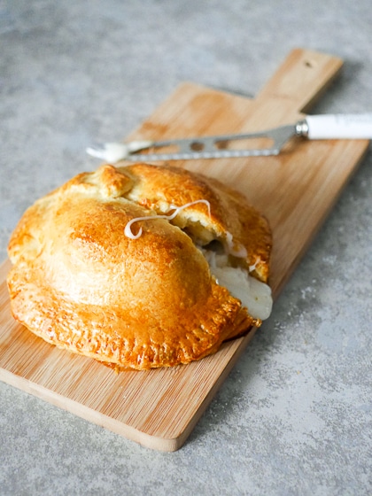 Geitenbrie met appel in croissantdeeg | Foodaholic.nl