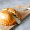 Geitenbrie met appel in croissantdeeg | Foodaholic.nl