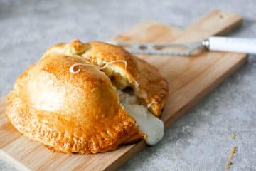 Geitenbrie met appel in croissantdeeg | Foodaholic.nl