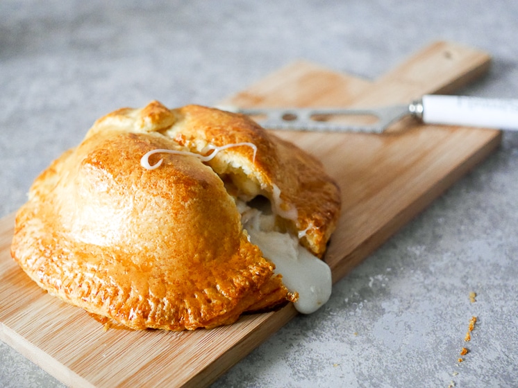 Geitenbrie met appel in croissantdeeg | Foodaholic.nl