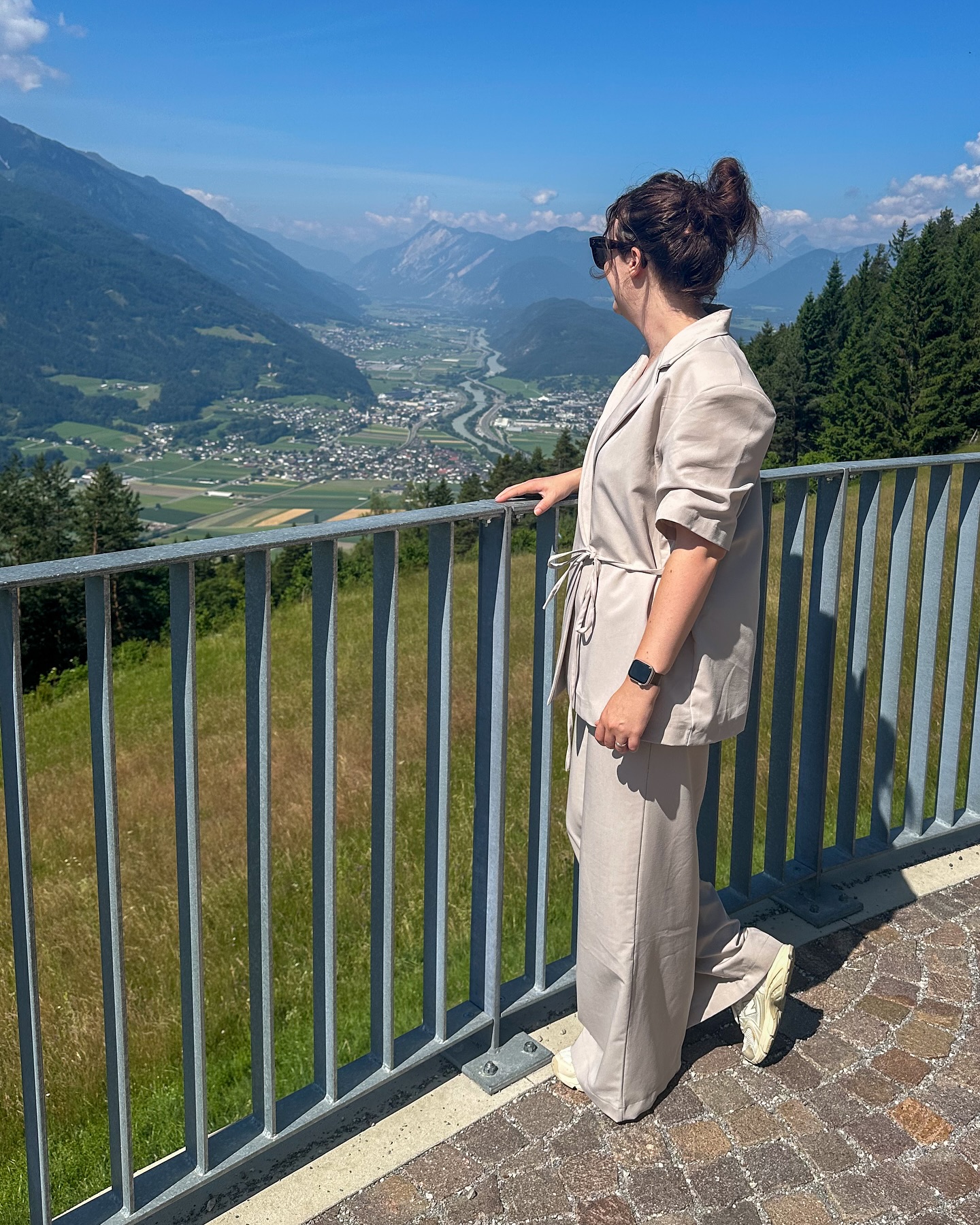 Ik was afgelopen week door mijn foto’s aan het bladeren van afgelopen half jaar en gisteren deelde ik al mijn food pareltjes van die periode. 

Maar.. tijdens het scrollen door die foto’s besefte ik ook hoeveel er afgelopen periode is veranderd en gebeurd en dat was echt niet altijd even makkelijk en toch.. 

Toch ben ik alles aangegaan en heb ik er zelf, met een aantal lieve mensen, om mij heen echt wat moois van gemaakt. Tuurlijk ben ik soms boos, verdrietig, angstig en onzeker, dat mag er ook zijn, maar.. 

Ik kan de situatie niet veranderen, mijn diagnose niet veranderen, maar ik kan er wel zelf voor kiezen hoe ermee om te gaan! 🙏🏻 

Ik “kijk ernaar uit” om te gaan starten met de revalidatie en blijf de dagen plukken! Want hoewel ik regelmatig bij die laatste zin hoor.. “Lekker cliché” is dat wel het enige wat telt! 

Maak er wat moois van lieve mensen! 😘