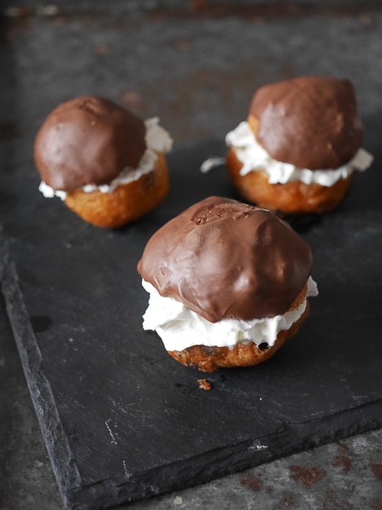 Chocolade oliebol met slagroom | Foodaholic.nl