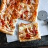Plaattaart met stoofpeer, gorgonzola en pancetta | Foodaholic.nl