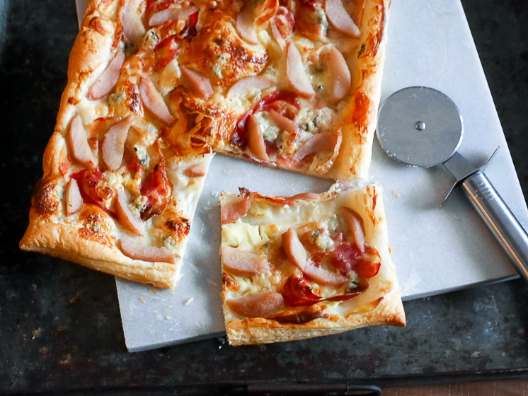 Plaattaart met stoofpeer, gorgonzola en pancetta | Foodaholic.nl