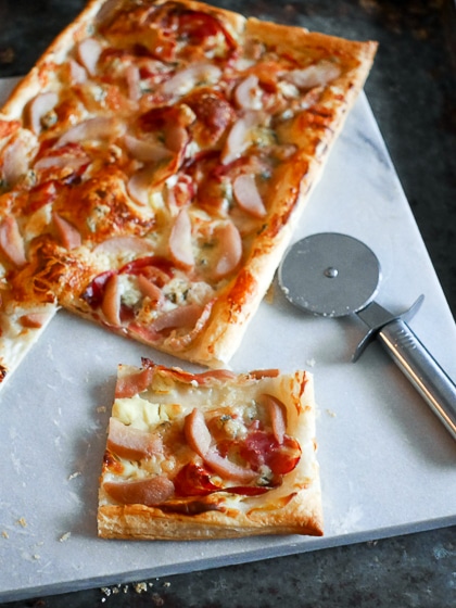 Plaattaart met stoofpeer, gorgonzola en pancetta | Foodaholic.nl