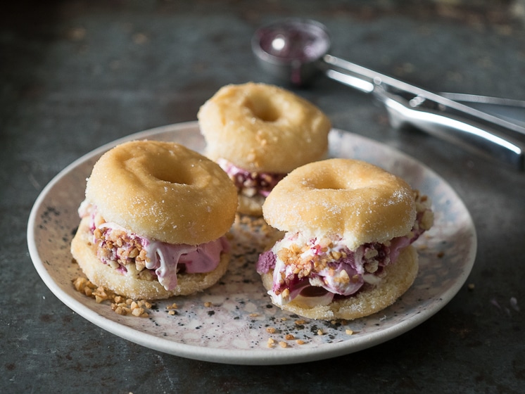 Donut- ijssandwiches | Foodaholic.nl