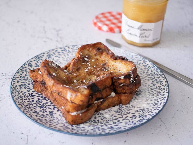 Wentelteefjes van rozijnenbrood met lemoncurd en mascarpone | Foodaholic.nl