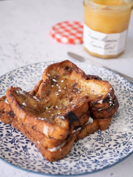 Wentelteefjes van rozijnenbrood met lemoncurd en mascarpone | Foodhaolic.nll