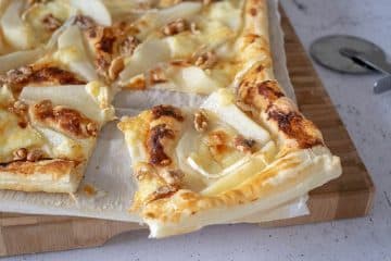 Plaattaart met peer en brie | Foodaholic.nl