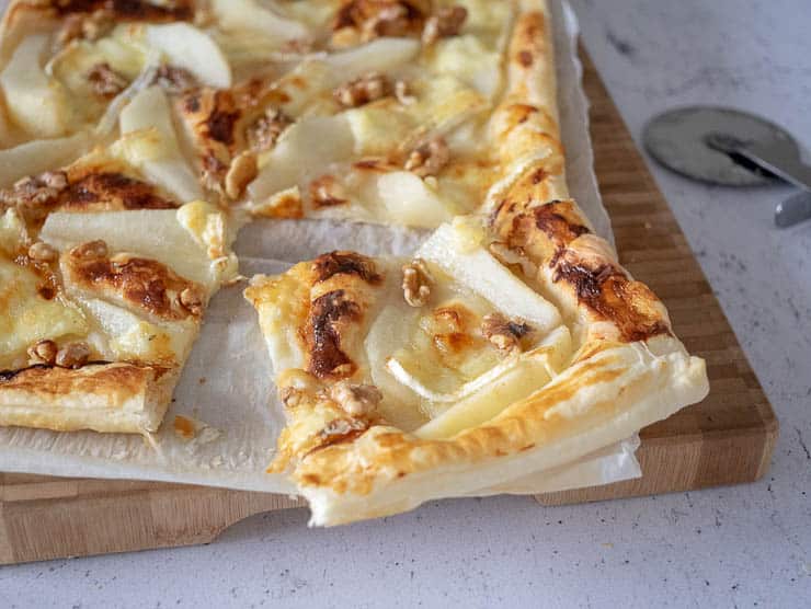 Plaattaart met peer en brie | Foodaholic.nl