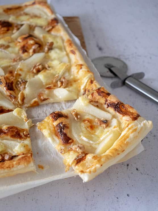 Plaattaart met peer en brie | Foodaholic.nl