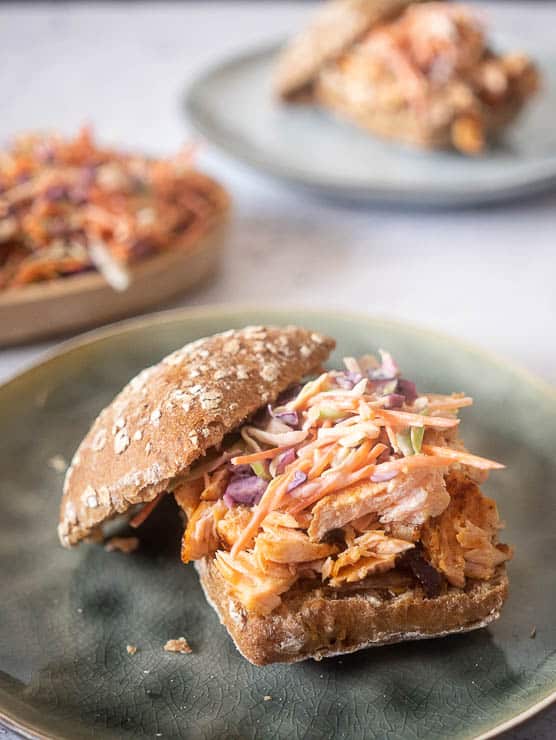 Broodje pulled salmon met koolsla | Foodaholic.nl