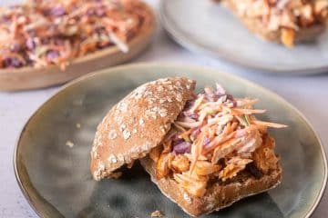 Broodje pulled salmon met koolsla | Foodaholic.nl