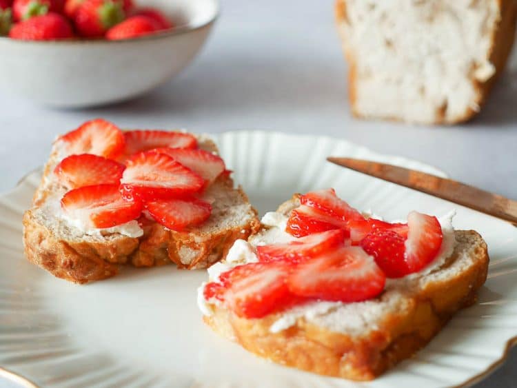 Suikerbrood met mascarpone en aardbeien | Foodaholic.nl