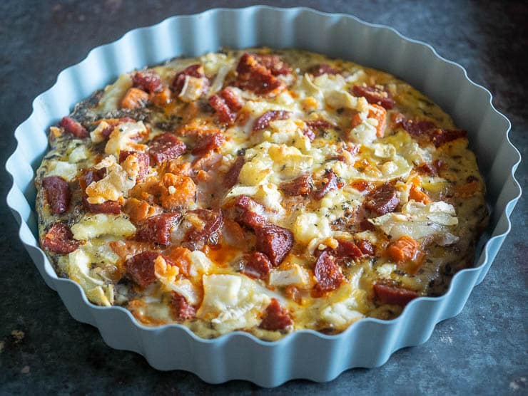 Frittata met geitenkaas, chorizo, champignons en zoete aardappel | Foodaholic.nl