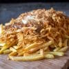 Verse friet met pulled chicken, satésaus, mayonaise, gefrituurde uitjes en atjar | Foodaholic.nl