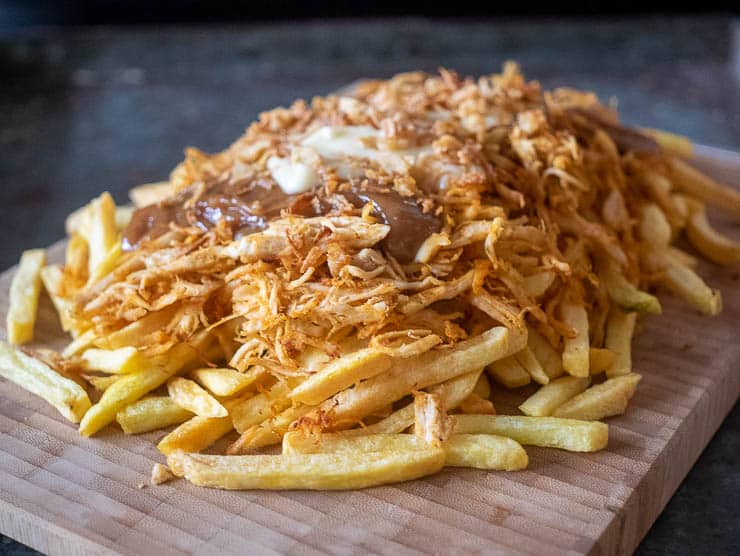 Verse friet met pulled chicken, satésaus, mayonaise, gefrituurde uitjes en atjar | Foodaholic.nl