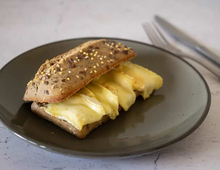 Broodje brie met appel uit de oven | Foodaholic.nl