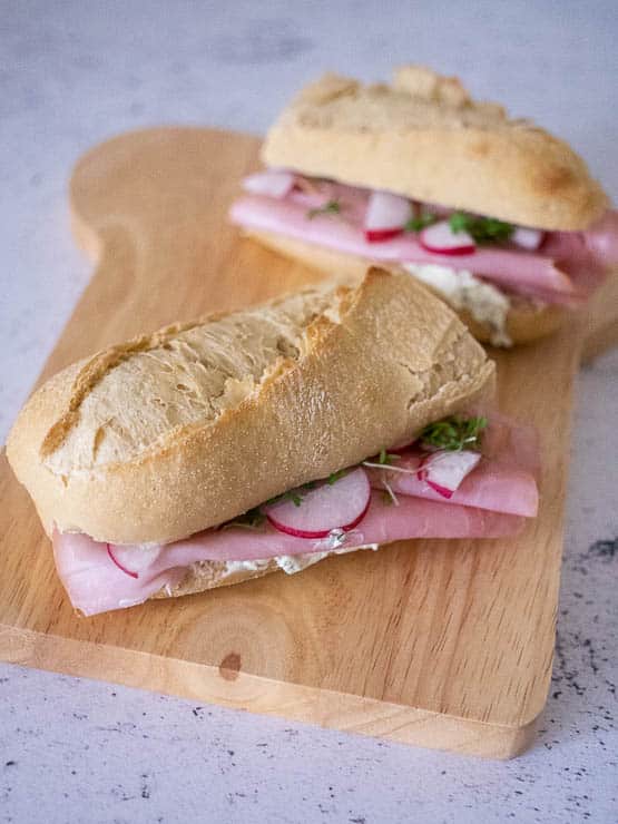 Broodje met beenham en kruidenroomkaas | Foodaholic.nl