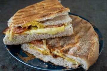 Tosti van Turks brood met Zeeuws spek | Foodaholic.nl