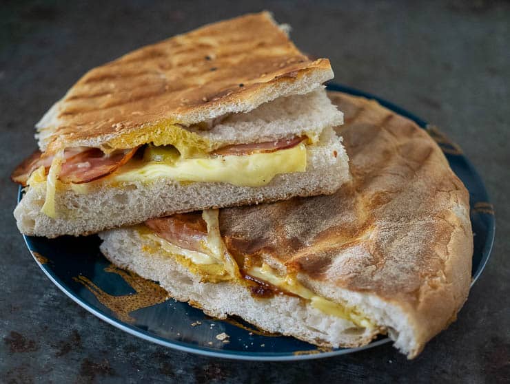 Tosti van Turks brood met Zeeuws spek | Foodaholic.nl