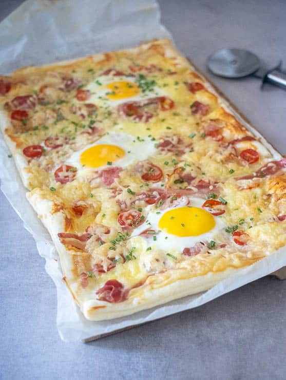 Plaattaart met ei, spek en tomaat | Foodaholic.nl
