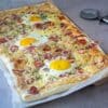 Plaattaart met ei, spek en tomaat | Foodaholic.nl
