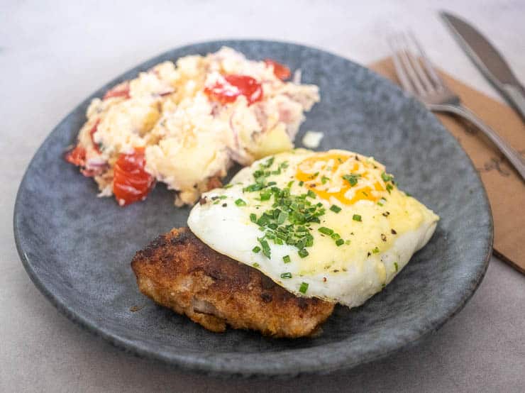 Kalfsschnitzel met een gebakken ei