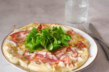 Courgettepizza met geitenkaas en spek | Foodaholic.nl