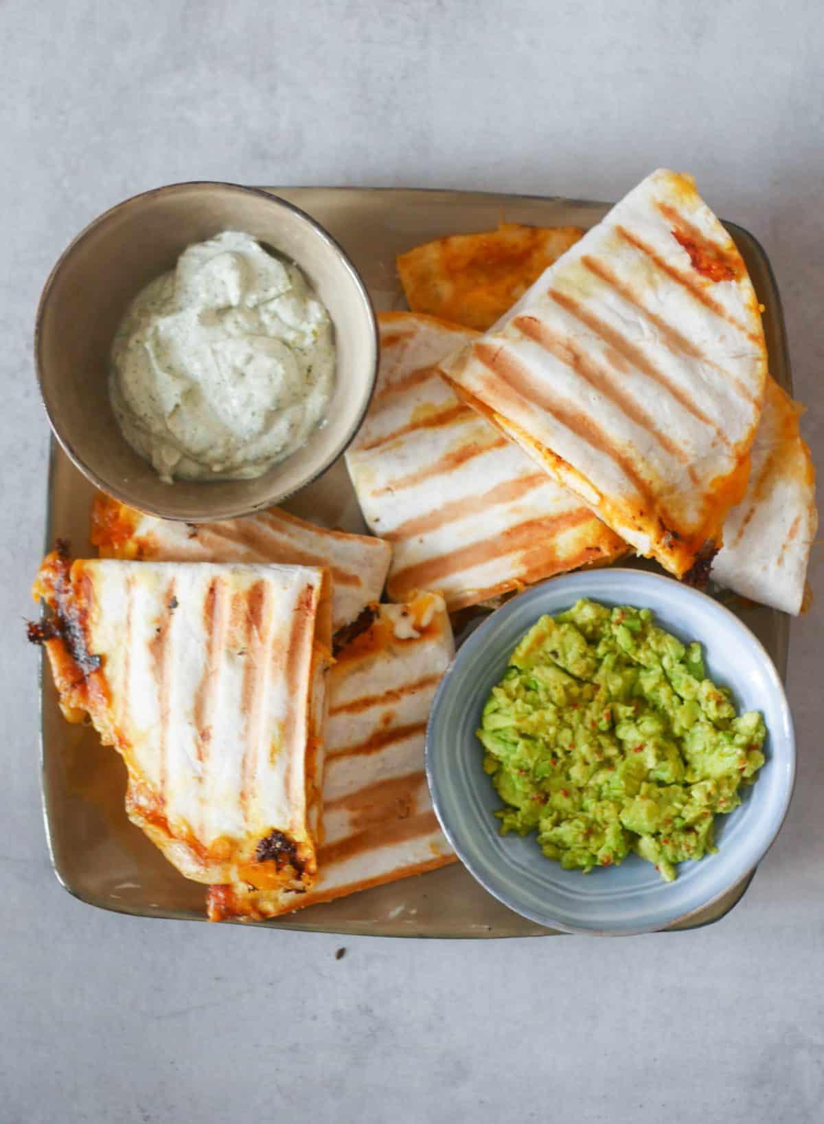 Quesadilla's met kaas, kip, ranch dip en guacamole | Foodaholic.nl