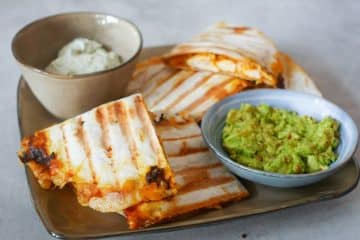 Quesadilla's met kaas, kip, ranch dip en guacamole | Foodaholic.nl