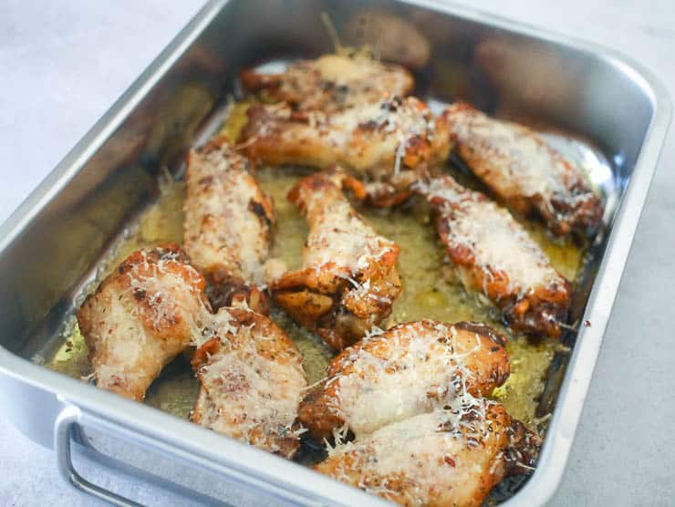 Kippenvleugeltjes met knoflook en Parmezaanse kaas | Foodaholic.nl