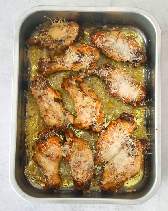 Kippenvleugeltjes met knoflook en Parmezaanse kaas | Foodaholic.nl