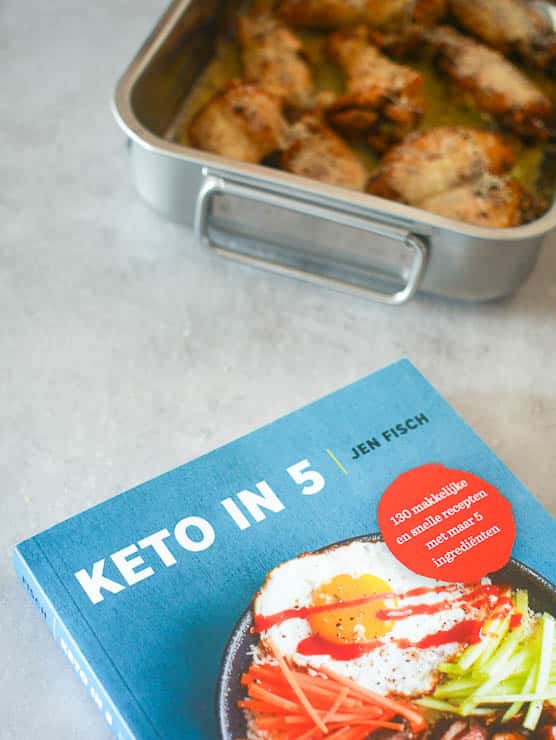 Kippenvleugeltjes met knoflook en Parmezaanse kaas | Foodaholic.nl