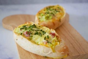 Broodjes gevuld met ei, spek, prei en kaas | Foodaholic.nl