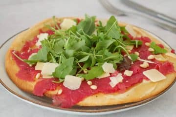 Bloemkoolbodem pizza met carpaccio