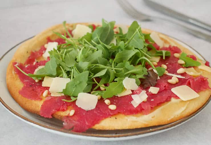 Bloemkoolbodem pizza met carpaccio