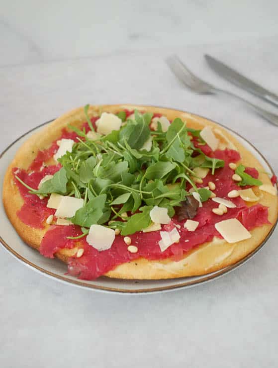 Bloemkoolbodem pizza met carpaccio | Foodaholic.nl