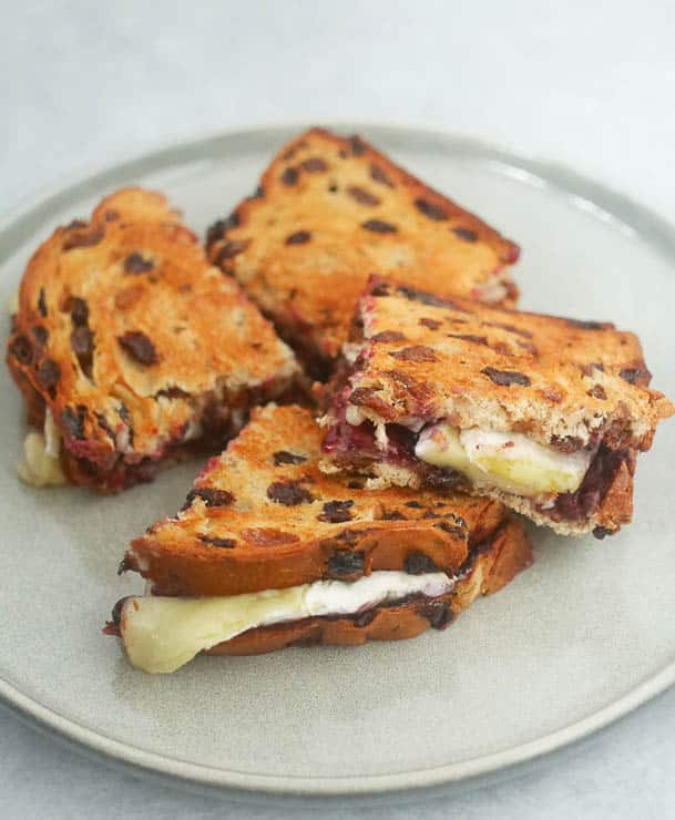 Tosti van krentenbrood met brie en blauwe bessen | Foodaholic.nl