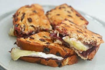 Tosti van krentenbrood met brie en blauwe bessen | Foodaholic.nl