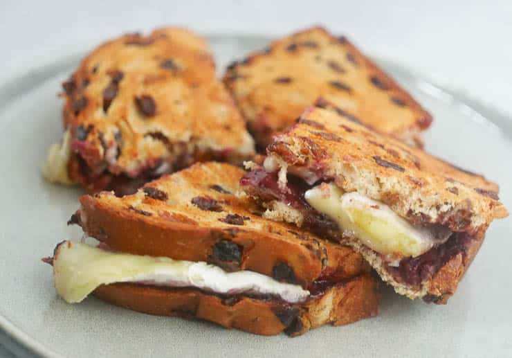 Tosti van krentenbrood met brie en blauwe bessen | Foodaholic.nl