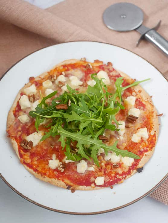 Tortilla pizza met geitenkaas en spek | Foodaholic.nl