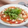 Tortilla pizza met geitenkaas en spek | Foodaholic.nl